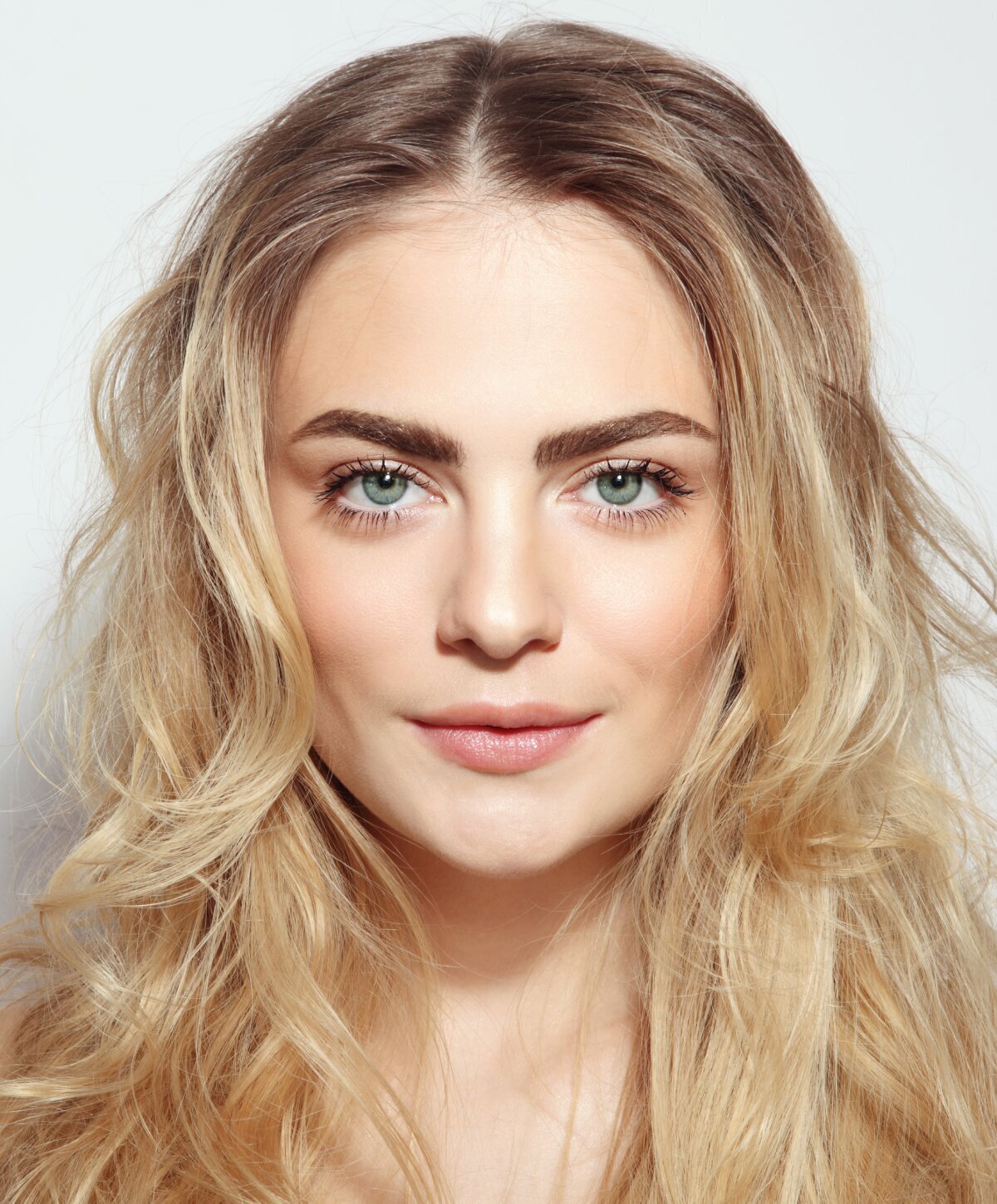 Londonderry threadlifts model with blonde hair
